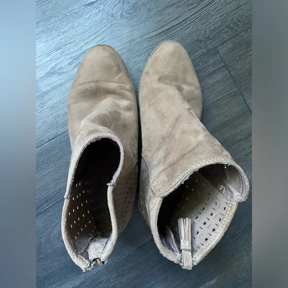 Cynthia Rowley Girls Laser-cut Suede Back Zip Ankle Boots Taupe Size 4M